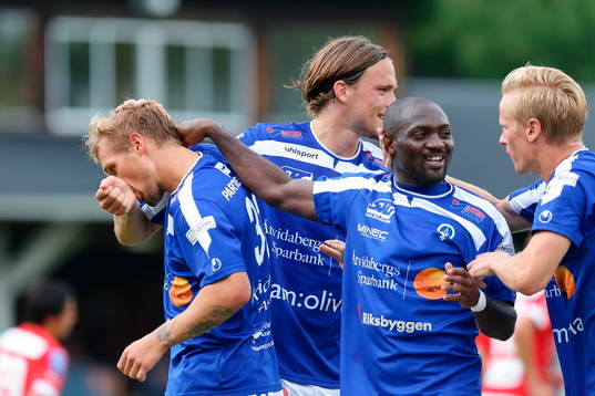 Åtvidabergs Martin Christensen och John Owoeri jublar