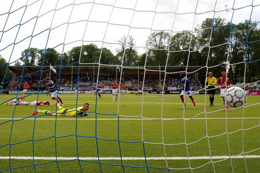 Kalmars målvakt Lars Cramer ser bollen gå in i mål och