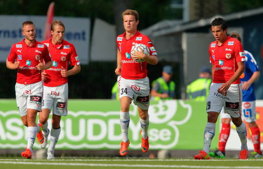 Kalmars Måns Söderqvist bär tillbaka bollen