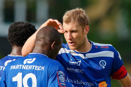 Åtvidabergs Daniel Hallingström klappar om John Owoeri