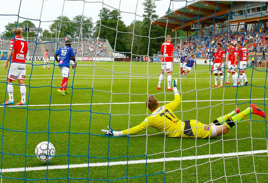 Kalmars målvakt Lars Cramer släpper in mål 2-0 på