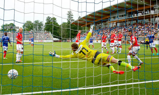 Kalmars målvakt Lars Cramer släpper in mål 2-0 på