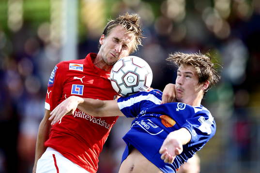 Kalmars Tor Øyvind Hovda och Åtvidabergs Victor Sköld i