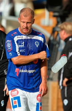Åtvidabergs Kristian Bergström slänger vatenflaskan