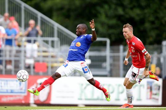 Åtvidabergs John Owoeri med bollen och han jagas av