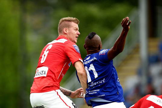 Kalmars Marcus Nilsson och Åtvidabergs Ricardo Santos i en