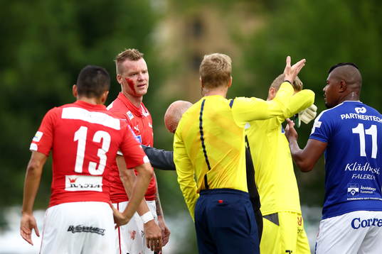 Kalmars Marcus Nilsson pratar med domaren