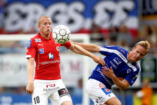 Kalmars Tobias Eriksson och Åtvidabergs Andreas Dahlén i
