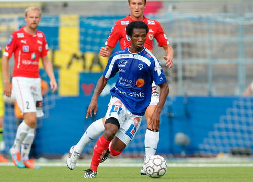 Åtvidabergs Mohamed Abubakari frmför Kalmars Tor Øyvind