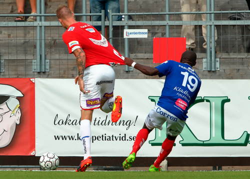 Åtvidabergs John Owoeri drar i tröjan på Kalmars Marcus