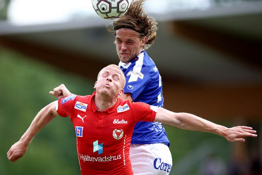 Kalmars Tobias Eriksson och Åtvidabergs Tom Pettersson i