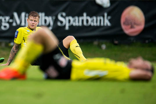 Mjällbys David Löfquist och Jasmin Sudic ( i förgrunden)