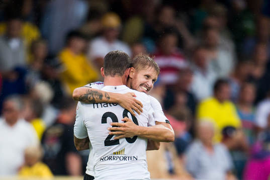 Örebros Daniel Björnqvist kramar om Erik Moberg (ryggen