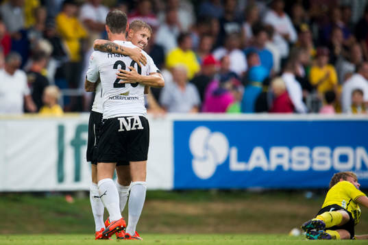 Örebros Daniel Björnqvist kramar om Erik Moberg (ryggen
