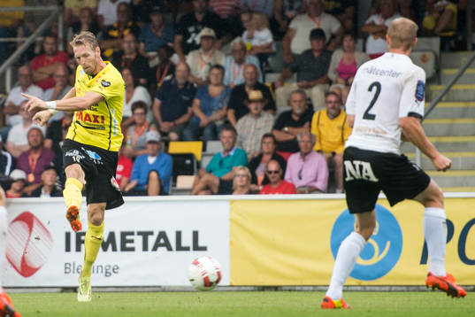 Mjällbys Christian Wilhelmsson med en farlig målchans