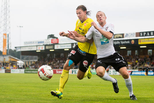 Mjällbys Danny Ervik i kamp om bollen med Örebros Daniel