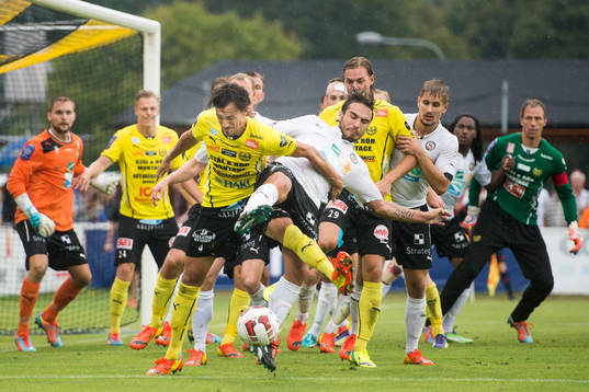 Örebros Nordin Gerzic försöker få bort bollen framför
