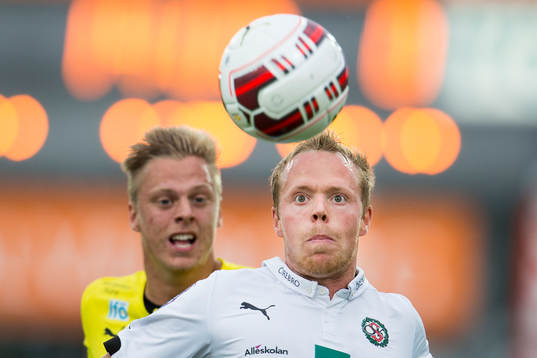 Mjällbys Mattias Håkansson jagar Örebros Patrik Haginge