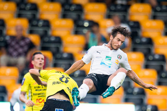 Örebros Nordin Gerzic åker på en lufttur