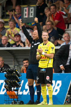 Mjällbys Christian Wilhelmsson påväg in
