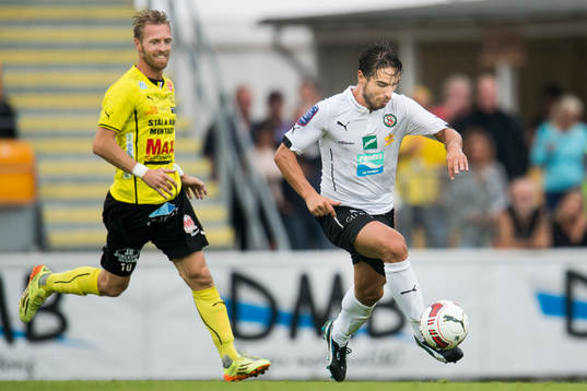 Mjällbys Christian Wilhelmsson jagar Örebros Nordin Gerzic