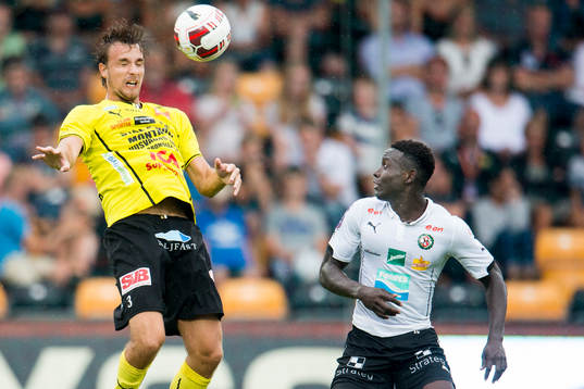 Mjällbys Jasmin Sudic nickar undan bollen framför