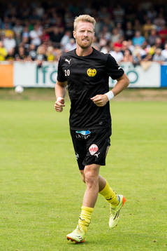 Mjällbys Christian Wilhelmsson värmer upp