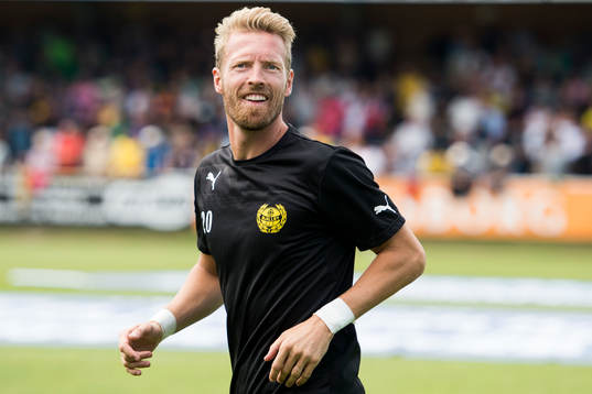 Mjällbys Christian Wilhelmsson värmer upp
