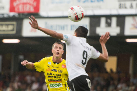 Örebros Ahmed Yasin nickar undan bollen framför Mjällbys