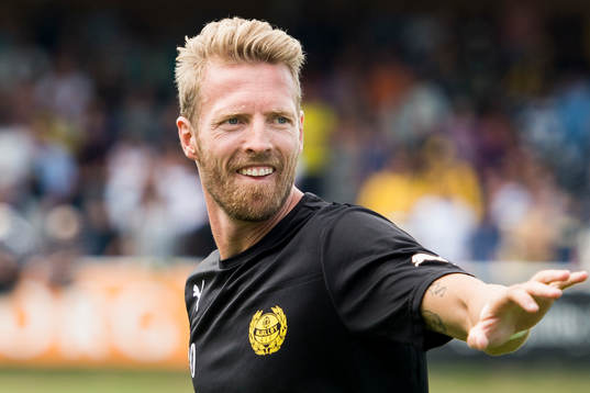 Mjällbys Christian Wilhelmsson värmer upp