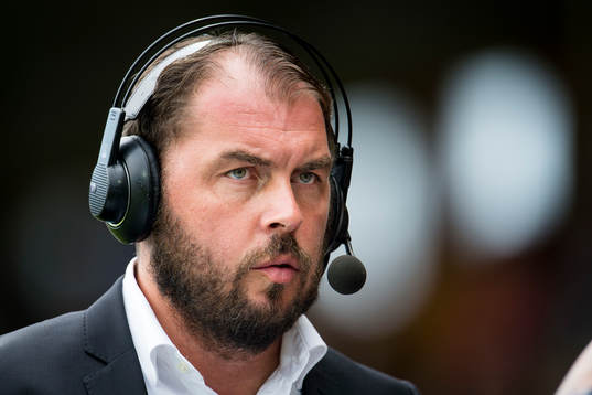Örebros tränare Alexander Axén blir intervjuad av TV