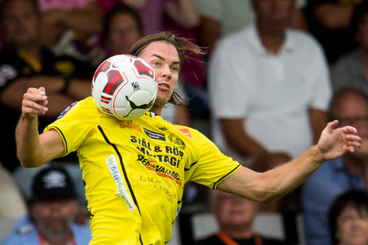 Mjällbys Danny Ervik tar ner en crossboll på bröstet