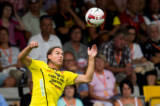 Mjällbys Danny Ervik tar ner en crossboll på bröstet