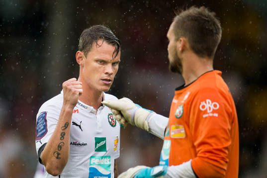 Örebros Erik Moberg och målvakt Oscar Jansson