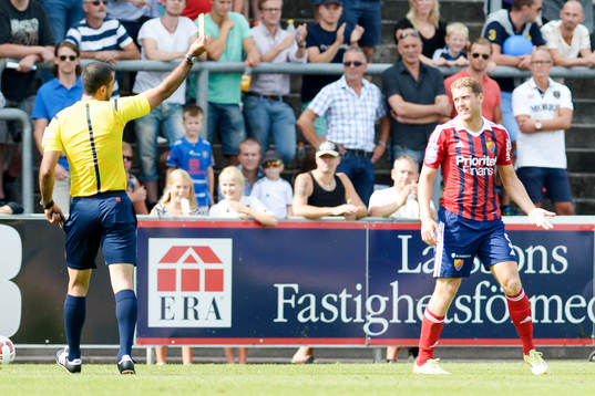 Djurgårdens Stefan Karlsson får gult kort