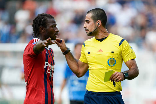 Djurgårdens Amadou Jawo diskuterar med domaren Mohammed
