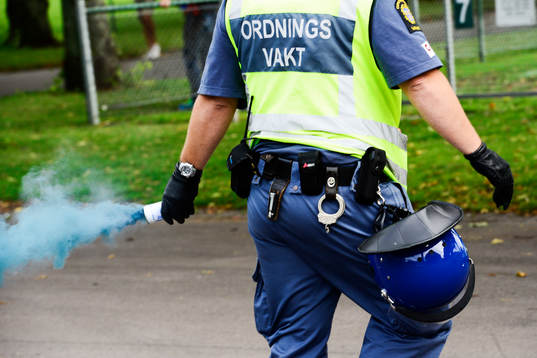 Polisen avlägsnar en rökbomb