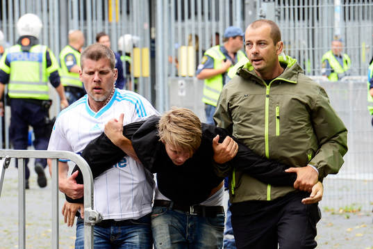 IFK Göteborgs supporter förs bort av civilpolis