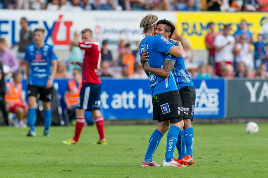 Halmstads Kristoffer Fagercrantz och Antonio Rojas jublar