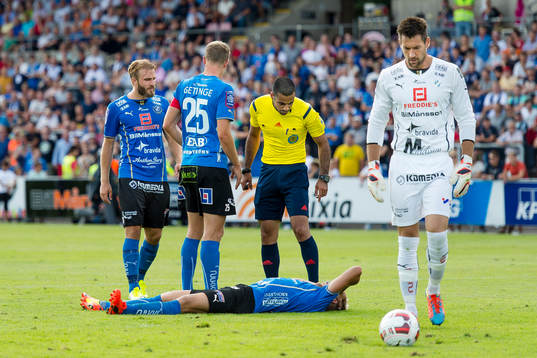 Halmstads Viktor Ljung har fått sig en smäll