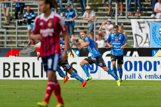 Halmstads Johan Blomberg har gjort 1-0 och jublar