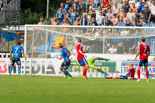 Halmstads Johan Blomberg ser bollen gå in till 1-0