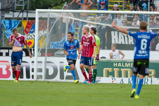 Halmstads Kristinn Steindorsson har gjort 1-0 och jublar