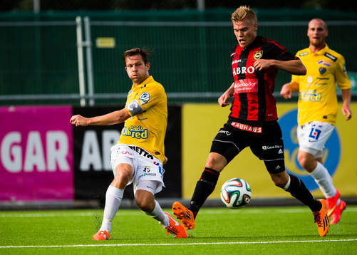 Falkenbergs David Svensson med ett inlägg förbi