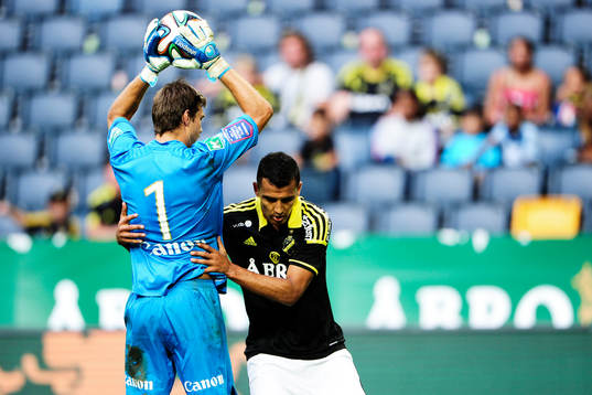 s Nabil Bahoui och Gefles målvakt Emil Hedvall