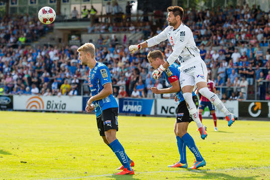 Halmstads målvakt Stojan Lukic boxar undan bollen