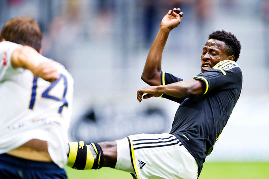 s Ebenezer Ofori försöker stoppa ett inlägg