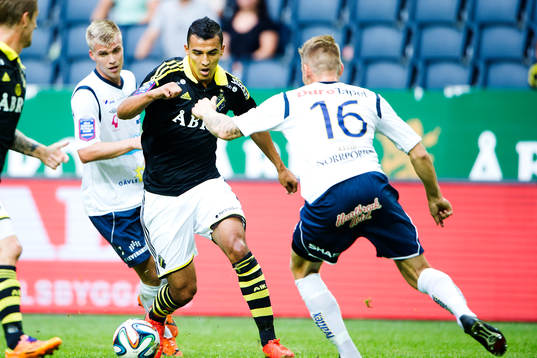 s Nabil Bahoui tar sig förbi Gefles Robin Nilsson och