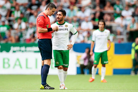 Hammarbys Pablo Pinones-Arce diskuterar med Nermin Cisic,