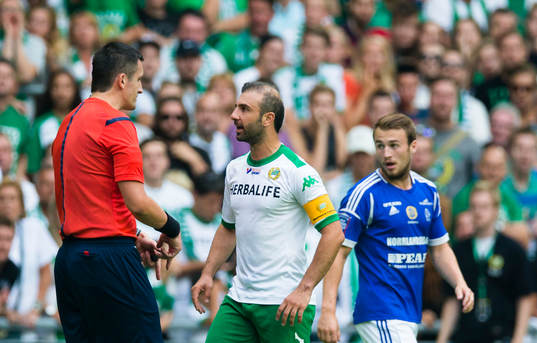 Hammarbys Kennedy Bakircioglu  diskuterar med Domare Nermin